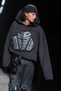 23 Şubat 2025 'te IFERMA' da Mercedes-Benz Moda Haftası sırasında Odis 'in tasarladığı bir model podyumda yürüyor.