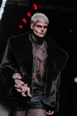 23 Şubat 2025 'te IFERMA' da Mercedes-Benz Moda Haftası sırasında Odis 'in tasarladığı bir model podyumda yürüyor.