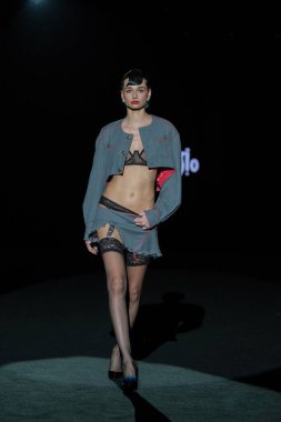 23 Şubat 2025 'te İspanya' nın IFERMA şehrinde Mercedes-Benz Moda Haftası sırasında Aleixandri Studio tarafından tasarlanan bir model podyumda yürüyor.