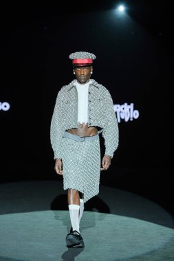 23 Şubat 2025 'te İspanya' nın IFERMA şehrinde Mercedes-Benz Moda Haftası sırasında Aleixandri Studio tarafından tasarlanan bir model podyumda yürüyor.