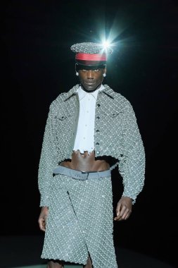 23 Şubat 2025 'te İspanya' nın IFERMA şehrinde Mercedes-Benz Moda Haftası sırasında Aleixandri Studio tarafından tasarlanan bir model podyumda yürüyor.