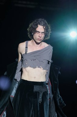 23 Şubat 2025 'te İspanya' nın IFERMA şehrinde Mercedes-Benz Moda Haftası sırasında Aleixandri Studio tarafından tasarlanan bir model podyumda yürüyor.