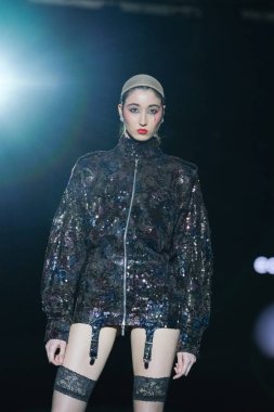 23 Şubat 2025 'te İspanya' nın IFERMA şehrinde Mercedes-Benz Moda Haftası sırasında Aleixandri Studio tarafından tasarlanan bir model podyumda yürüyor.