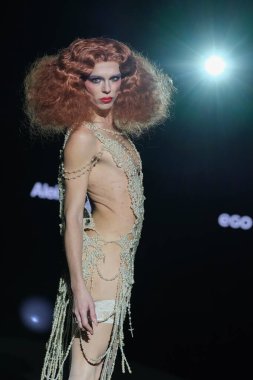 23 Şubat 2025 'te İspanya' nın IFERMA şehrinde Mercedes-Benz Moda Haftası sırasında Aleixandri Studio tarafından tasarlanan bir model podyumda yürüyor.