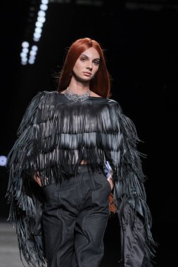 23 Şubat 2025 'te İspanya' da IFERMA 'da Mercedes-Benz Moda Haftası sırasında Pat Equilux tarafından tasarlanan bir model podyumda yürüyor.