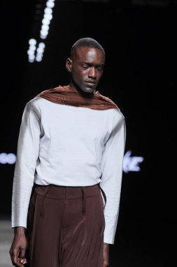 23 Şubat 2025 'te İspanya' da IFERMA 'da Mercedes-Benz Moda Haftası sırasında Pat Equilux tarafından tasarlanan bir model podyumda yürüyor.