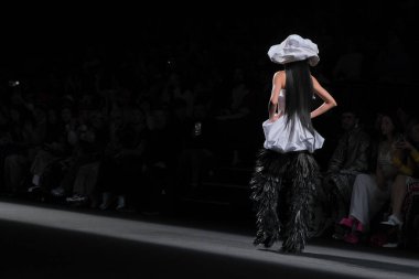 23 Şubat 2025 'te İspanya' da IFERMA 'da Mercedes-Benz Moda Haftası sırasında Pat Equilux tarafından tasarlanan bir model podyumda yürüyor.