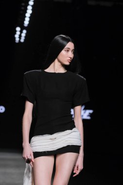 23 Şubat 2025 'te İspanya' da IFERMA 'da Mercedes-Benz Moda Haftası sırasında Pat Equilux tarafından tasarlanan bir model podyumda yürüyor.