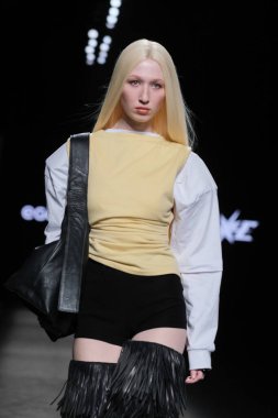 23 Şubat 2025 'te İspanya' da IFERMA 'da Mercedes-Benz Moda Haftası sırasında Pat Equilux tarafından tasarlanan bir model podyumda yürüyor.