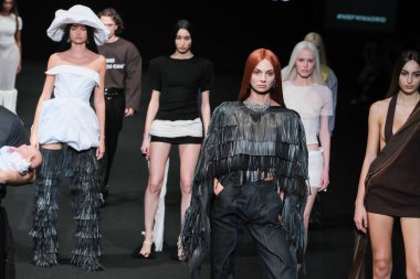 23 Şubat 2025 'te İspanya' da IFERMA 'da Mercedes-Benz Moda Haftası sırasında Pat Equilux tarafından tasarlanan bir model podyumda yürüyor.