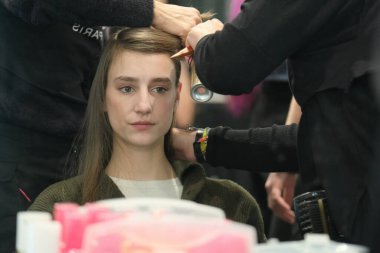 22 Şubat 2025 'te İspanya' nın Madrid şehrinde düzenlenen Mercedes Benz Moda Haftası sırasında sahne arkası defilesi.