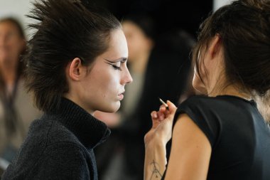 22 Şubat 2025 'te İspanya' nın Madrid şehrinde düzenlenen Mercedes Benz Moda Haftası sırasında sahne arkası defilesi.