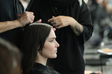 22 Şubat 2025 'te İspanya' nın Madrid şehrinde düzenlenen Mercedes Benz Moda Haftası sırasında sahne arkası defilesi.
