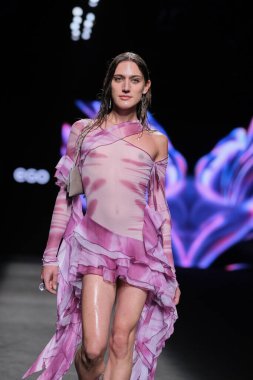 23 Şubat 2025 'te İspanya' nın IFERMA şehrinde Mercedes-Benz Moda Haftası sırasında Alineo Studio tarafından tasarlanan bir model podyumda yürüyor.