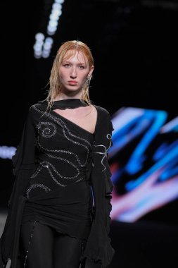 23 Şubat 2025 'te İspanya' nın IFERMA şehrinde Mercedes-Benz Moda Haftası sırasında Alineo Studio tarafından tasarlanan bir model podyumda yürüyor.