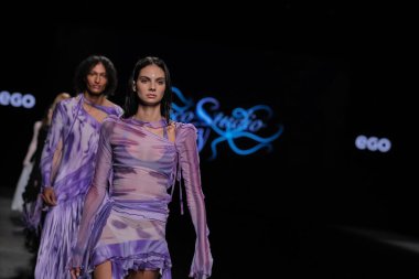 23 Şubat 2025 'te İspanya' nın IFERMA şehrinde Mercedes-Benz Moda Haftası sırasında Alineo Studio tarafından tasarlanan bir model podyumda yürüyor.