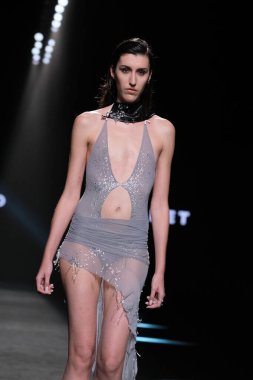 23 Şubat 2025 'te İspanya' da IFERMA 'da Mercedes-Benz Moda Haftası sırasında Bonet tarafından tasarlanan bir model podyumda yürüyor.