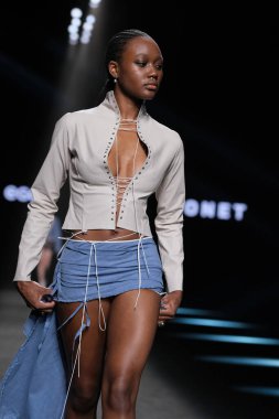 23 Şubat 2025 'te İspanya' da IFERMA 'da Mercedes-Benz Moda Haftası sırasında Bonet tarafından tasarlanan bir model podyumda yürüyor.