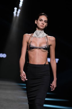 23 Şubat 2025 'te İspanya' da IFERMA 'da Mercedes-Benz Moda Haftası sırasında Bonet tarafından tasarlanan bir model podyumda yürüyor.