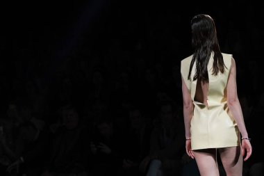 23 Şubat 2025 'te İspanya' da IFERMA 'da Mercedes-Benz Moda Haftası sırasında Bonet tarafından tasarlanan bir model podyumda yürüyor.