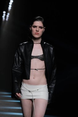 23 Şubat 2025 'te İspanya' da IFERMA 'da Mercedes-Benz Moda Haftası sırasında Bonet tarafından tasarlanan bir model podyumda yürüyor.