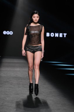 23 Şubat 2025 'te İspanya' da IFERMA 'da Mercedes-Benz Moda Haftası sırasında Bonet tarafından tasarlanan bir model podyumda yürüyor.