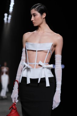 IFERMA 'da Mercedes-Benz Moda Haftası sırasında Antonio del Canto tarafından tasarlanan bir model podyumda yürüyor. 23 Şubat 2025 İspanya