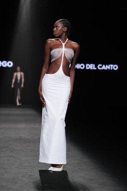 IFERMA 'da Mercedes-Benz Moda Haftası sırasında Antonio del Canto tarafından tasarlanan bir model podyumda yürüyor. 23 Şubat 2025 İspanya