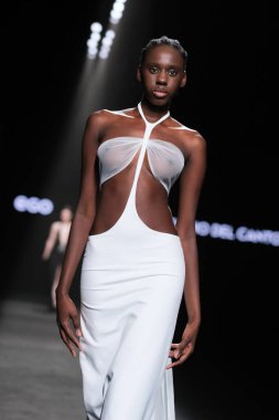 IFERMA 'da Mercedes-Benz Moda Haftası sırasında Antonio del Canto tarafından tasarlanan bir model podyumda yürüyor. 23 Şubat 2025 İspanya