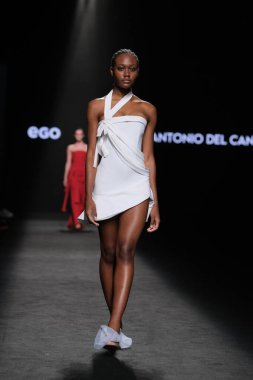 IFERMA 'da Mercedes-Benz Moda Haftası sırasında Antonio del Canto tarafından tasarlanan bir model podyumda yürüyor. 23 Şubat 2025 İspanya
