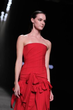 IFERMA 'da Mercedes-Benz Moda Haftası sırasında Antonio del Canto tarafından tasarlanan bir model podyumda yürüyor. 23 Şubat 2025 İspanya