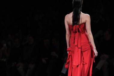 IFERMA 'da Mercedes-Benz Moda Haftası sırasında Antonio del Canto tarafından tasarlanan bir model podyumda yürüyor. 23 Şubat 2025 İspanya