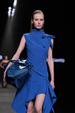 IFERMA 'da Mercedes-Benz Moda Haftası sırasında Antonio del Canto tarafından tasarlanan bir model podyumda yürüyor. 23 Şubat 2025 İspanya