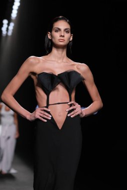 IFERMA 'da Mercedes-Benz Moda Haftası sırasında Antonio del Canto tarafından tasarlanan bir model podyumda yürüyor. 23 Şubat 2025 İspanya