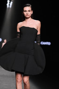 IFERMA 'da Mercedes-Benz Moda Haftası sırasında Antonio del Canto tarafından tasarlanan bir model podyumda yürüyor. 23 Şubat 2025 İspanya