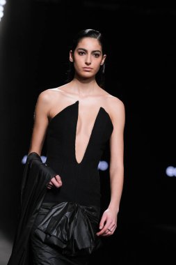 IFERMA 'da Mercedes-Benz Moda Haftası sırasında Antonio del Canto tarafından tasarlanan bir model podyumda yürüyor. 23 Şubat 2025 İspanya