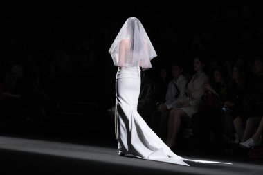 IFERMA 'da Mercedes-Benz Moda Haftası sırasında Antonio del Canto tarafından tasarlanan bir model podyumda yürüyor. 23 Şubat 2025 İspanya