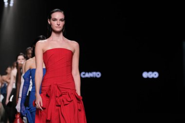 IFERMA 'da Mercedes-Benz Moda Haftası sırasında Antonio del Canto tarafından tasarlanan bir model podyumda yürüyor. 23 Şubat 2025 İspanya