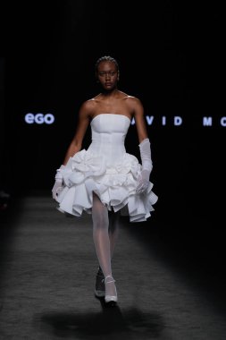 23 Şubat 2025 'te İspanya' nın IFERMA şehrinde Mercedes-Benz Moda Haftası sırasında David Moss tarafından tasarlanan bir model podyumda yürüyor.