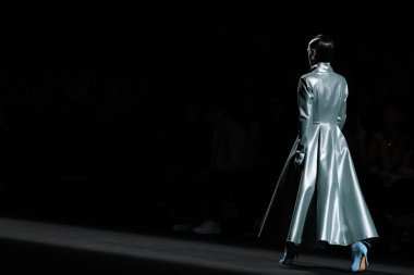 23 Şubat 2025 'te İspanya' nın IFERMA şehrinde Mercedes-Benz Moda Haftası sırasında David Moss tarafından tasarlanan bir model podyumda yürüyor.