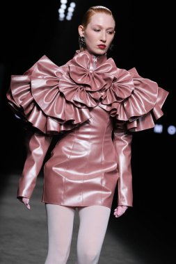 23 Şubat 2025 'te İspanya' nın IFERMA şehrinde Mercedes-Benz Moda Haftası sırasında David Moss tarafından tasarlanan bir model podyumda yürüyor.