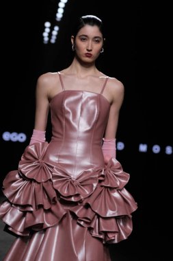 23 Şubat 2025 'te İspanya' nın IFERMA şehrinde Mercedes-Benz Moda Haftası sırasında David Moss tarafından tasarlanan bir model podyumda yürüyor.