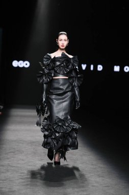 23 Şubat 2025 'te İspanya' nın IFERMA şehrinde Mercedes-Benz Moda Haftası sırasında David Moss tarafından tasarlanan bir model podyumda yürüyor.