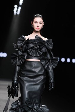 23 Şubat 2025 'te İspanya' nın IFERMA şehrinde Mercedes-Benz Moda Haftası sırasında David Moss tarafından tasarlanan bir model podyumda yürüyor.