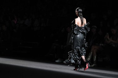 23 Şubat 2025 'te İspanya' nın IFERMA şehrinde Mercedes-Benz Moda Haftası sırasında David Moss tarafından tasarlanan bir model podyumda yürüyor.