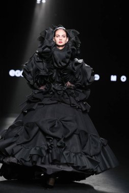 23 Şubat 2025 'te İspanya' nın IFERMA şehrinde Mercedes-Benz Moda Haftası sırasında David Moss tarafından tasarlanan bir model podyumda yürüyor.