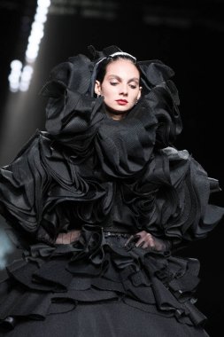 23 Şubat 2025 'te İspanya' nın IFERMA şehrinde Mercedes-Benz Moda Haftası sırasında David Moss tarafından tasarlanan bir model podyumda yürüyor.