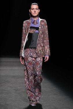 IFERMA 'da Mercedes-Benz Moda Haftası sırasında Sandra Weil' in tasarladığı bir model podyumda yürüyor, 23 Şubat 2025 İspanya