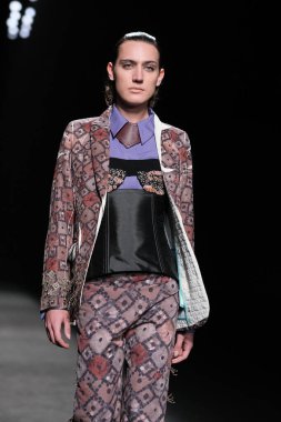 IFERMA 'da Mercedes-Benz Moda Haftası sırasında Sandra Weil' in tasarladığı bir model podyumda yürüyor, 23 Şubat 2025 İspanya