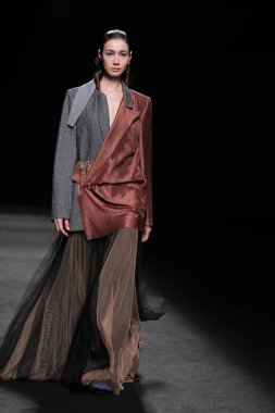 IFERMA 'da Mercedes-Benz Moda Haftası sırasında Sandra Weil' in tasarladığı bir model podyumda yürüyor, 23 Şubat 2025 İspanya